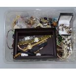 A tray of miscellaneous costume jewellery