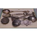 5 Eastern silver teaspoons, and 2 brooches (7)