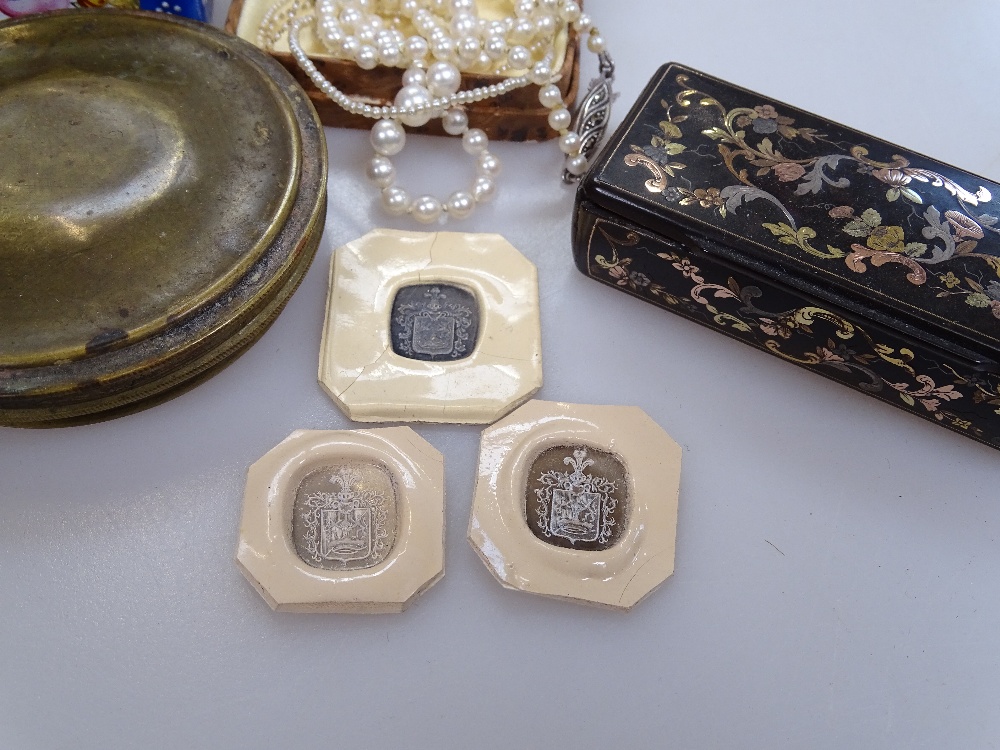 A mixed group of items, including an Antique gold and silver inlaid tortoiseshell snuffbox, a French - Image 2 of 2