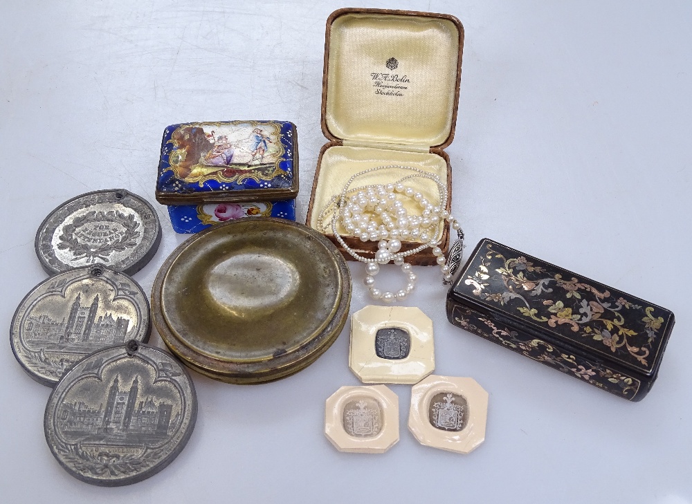 A mixed group of items, including an Antique gold and silver inlaid tortoiseshell snuffbox, a French