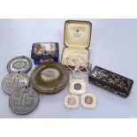 A mixed group of items, including an Antique gold and silver inlaid tortoiseshell snuffbox, a French