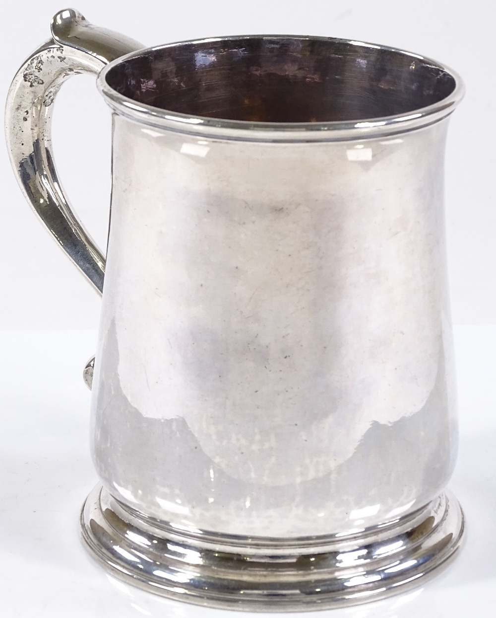 A fine plain quality George II silver pint mug, by Thomas Faren, the Royal Silversmith to King - Image 2 of 3