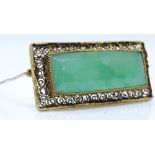 A Chinese green stone tablet brooch, pierced gilt metal settings, length 42.7mm, 9.6g