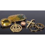 Various gold jewellery, including an 18ct wedding band, a moss agate brooch, a citrine brooch etc,