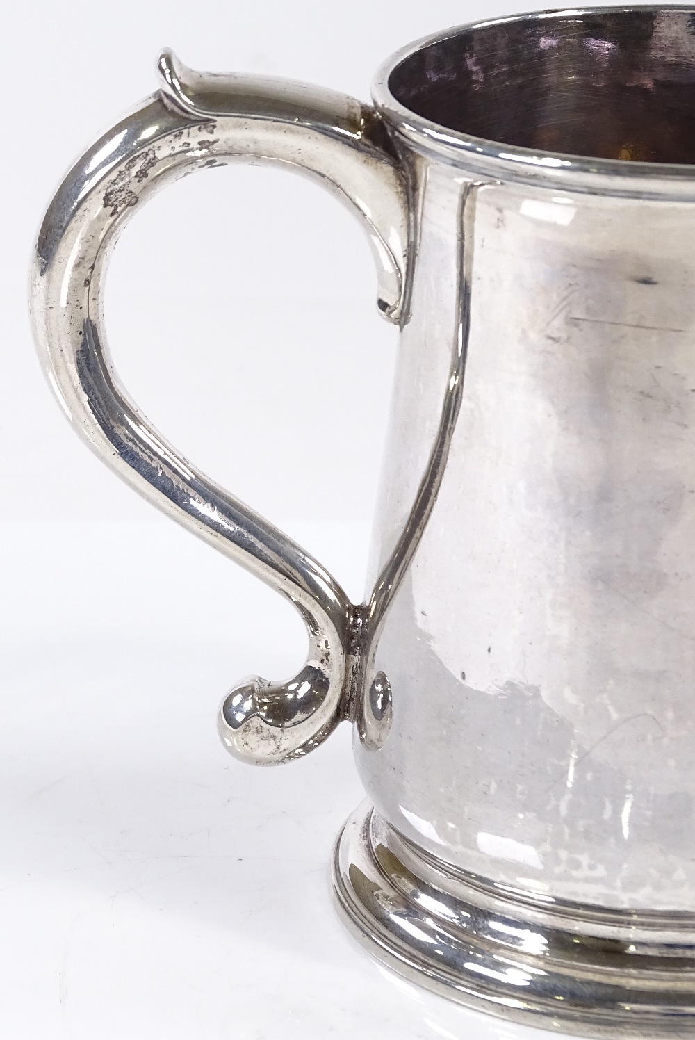 A fine plain quality George II silver pint mug, by Thomas Faren, the Royal Silversmith to King