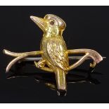 A 9ct gold kingfisher figural bird brooch, length 30.7mm, 2.2g