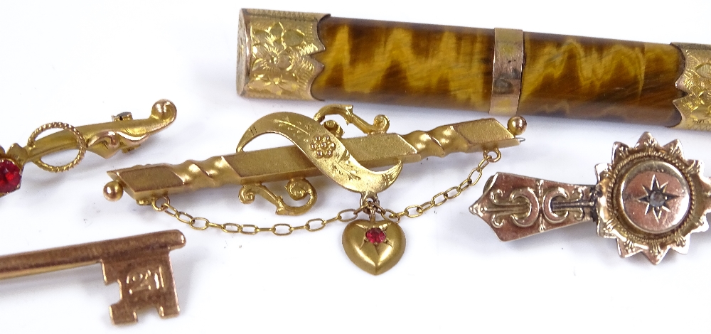 5 9ct gold brooches, including gold mounted Tiger's Eye tablet brooch, 16.5g total - Image 4 of 4