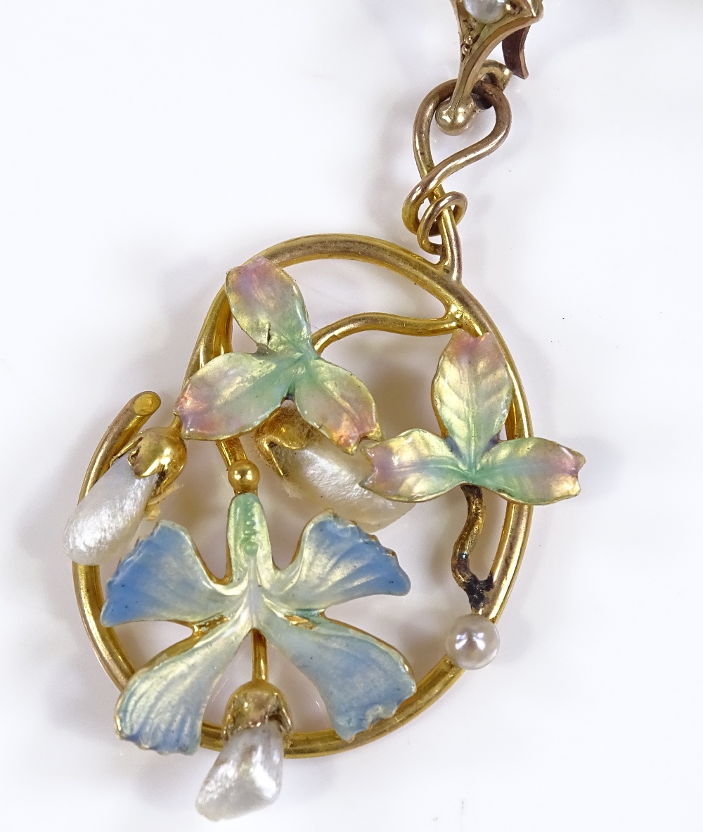 An Edwardian 9ct gold pearl and coloured enamel stylised pendant brooch, with openwork iris body and - Image 5 of 6