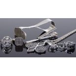 Various silverware, including silver pusher, cufflinks, golf club tie clip etc