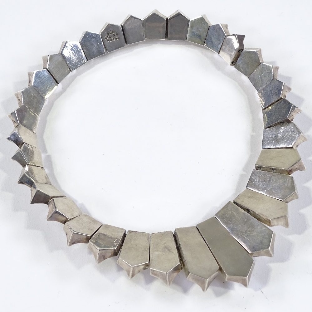A Mexican sterling silver Taxco modernist collar necklace, of stylised design, possibly by Antonio - Image 4 of 4