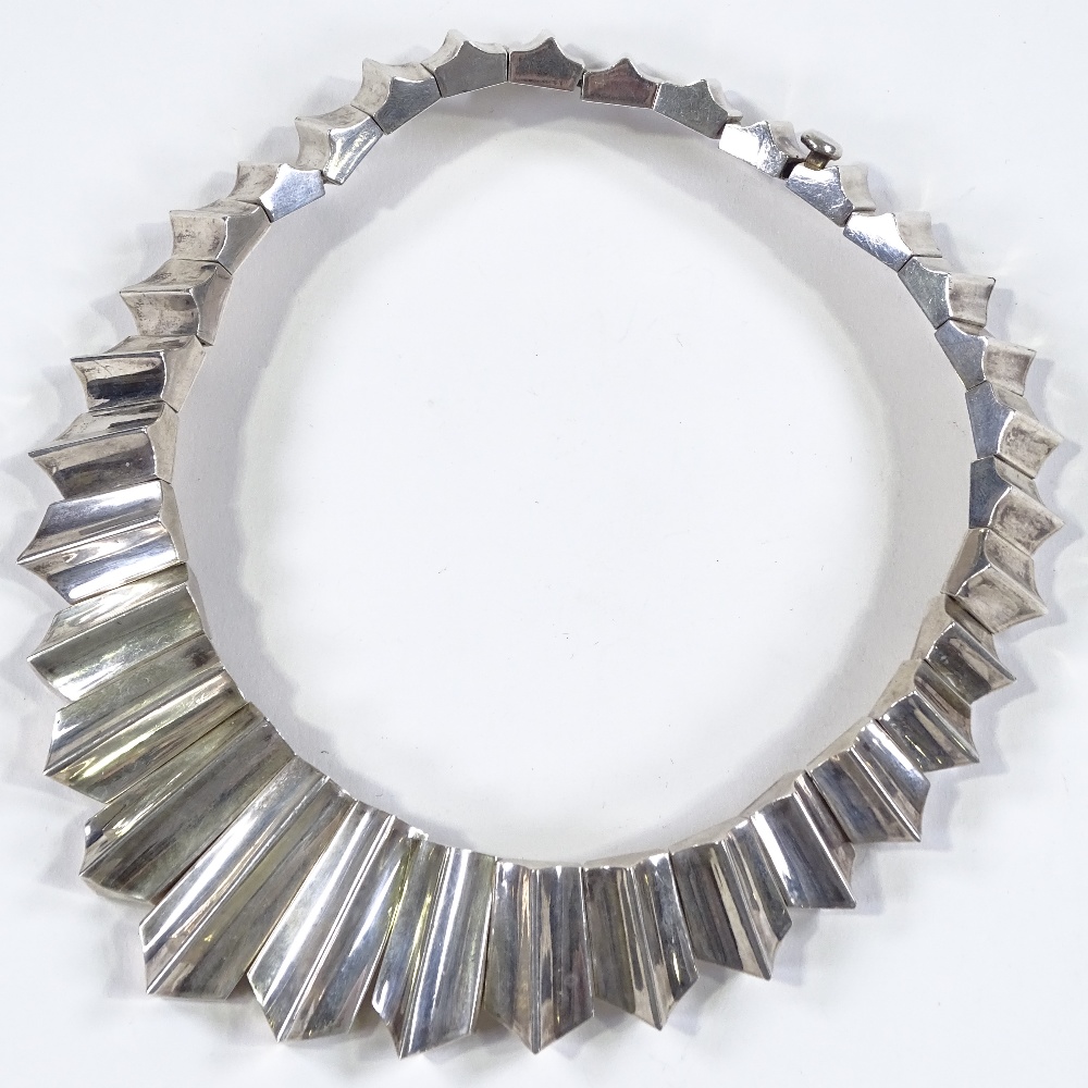 A Mexican sterling silver Taxco modernist collar necklace, of stylised design, possibly by Antonio - Image 2 of 4