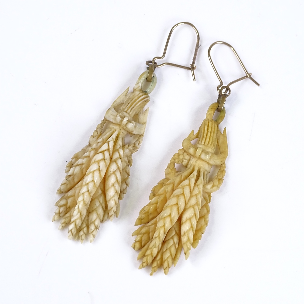 A pair of relief carved ivory wheatsheaf drop earrings, height excluding fitting 45.1mm - Image 2 of 4