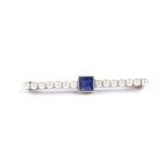An Edwardian 15ct gold sapphire and pearl bar brooch, length 32.4mm, 1.8g