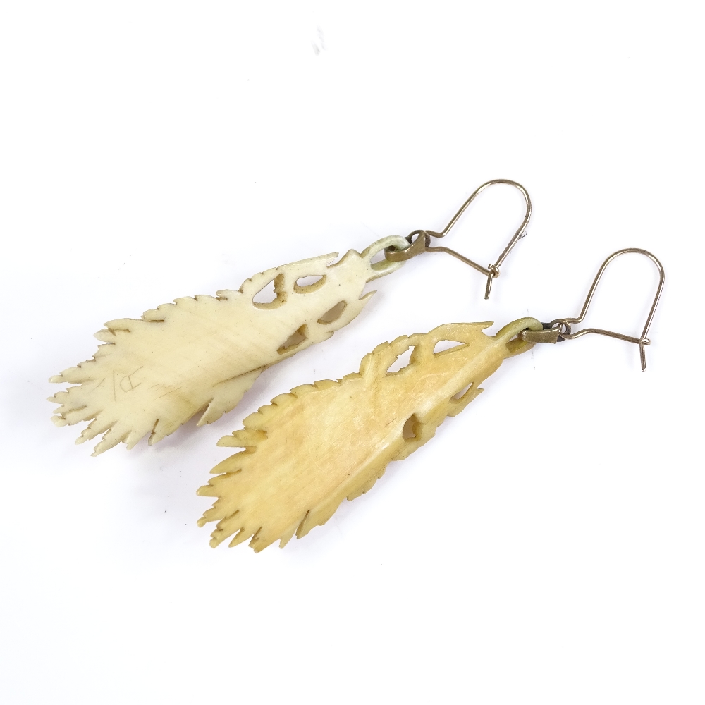 A pair of relief carved ivory wheatsheaf drop earrings, height excluding fitting 45.1mm - Image 4 of 4