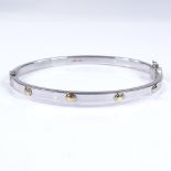 A 2-colour 9ct gold Cartier style hinged bangle, band width 4.2mm, internal diameter 60mm,