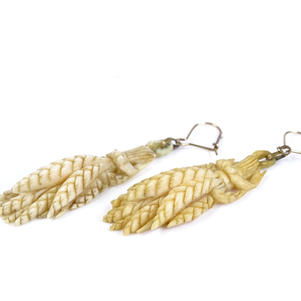 A pair of relief carved ivory wheatsheaf drop earrings, height excluding fitting 45.1mm - Image 3 of 4