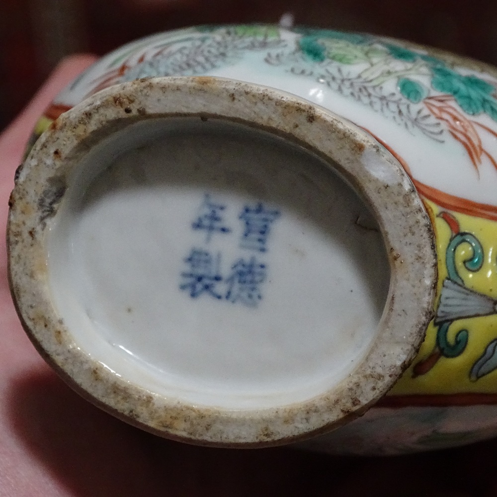 A Chinese famille verte porcelain 2-handled vase, with painted enamel birds and flowers, 4 character - Image 14 of 15