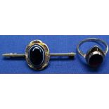A 9ct gold and agate-set bar brooch, and a 9ct gold and garnet-set dress ring (2)