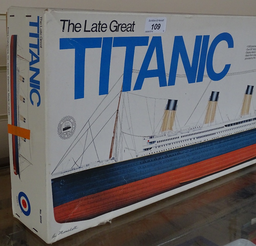 A boxed Titanic model kit, assembles to over 30" long - Image 2 of 2