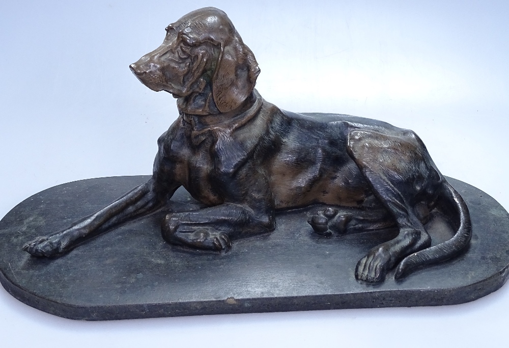 A Vintage patinated spelter hound on wooden plinth, length 16" overall - Image 2 of 2