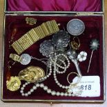 A collection of Victorian and later jewellery, to include a pearl necklace, silver brooches etc