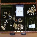 A tray of costume jewellery, to include 9ct gold and pearl-mounted earrings, Sphinx clip-on
