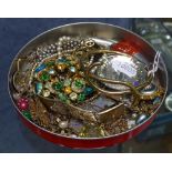 A tray of costume jewellery, including a filigree panel brooch etc
