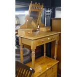 An Edwardian pine dressing table with swing mirror, single frieze drawer, and turned legs, W91cm