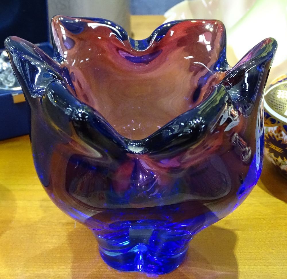 An Art glass vase, height 14cm