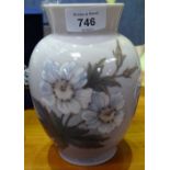 A Royal Copenhagen vase with daisy design, 17cm