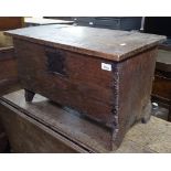 A 17th/18th century 6-plank elm coffer of small size, W67cm, H40cm