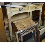 An Edwardian satin walnut writing desk, 2 frieze drawers, raised on ring turned legs, W107cm