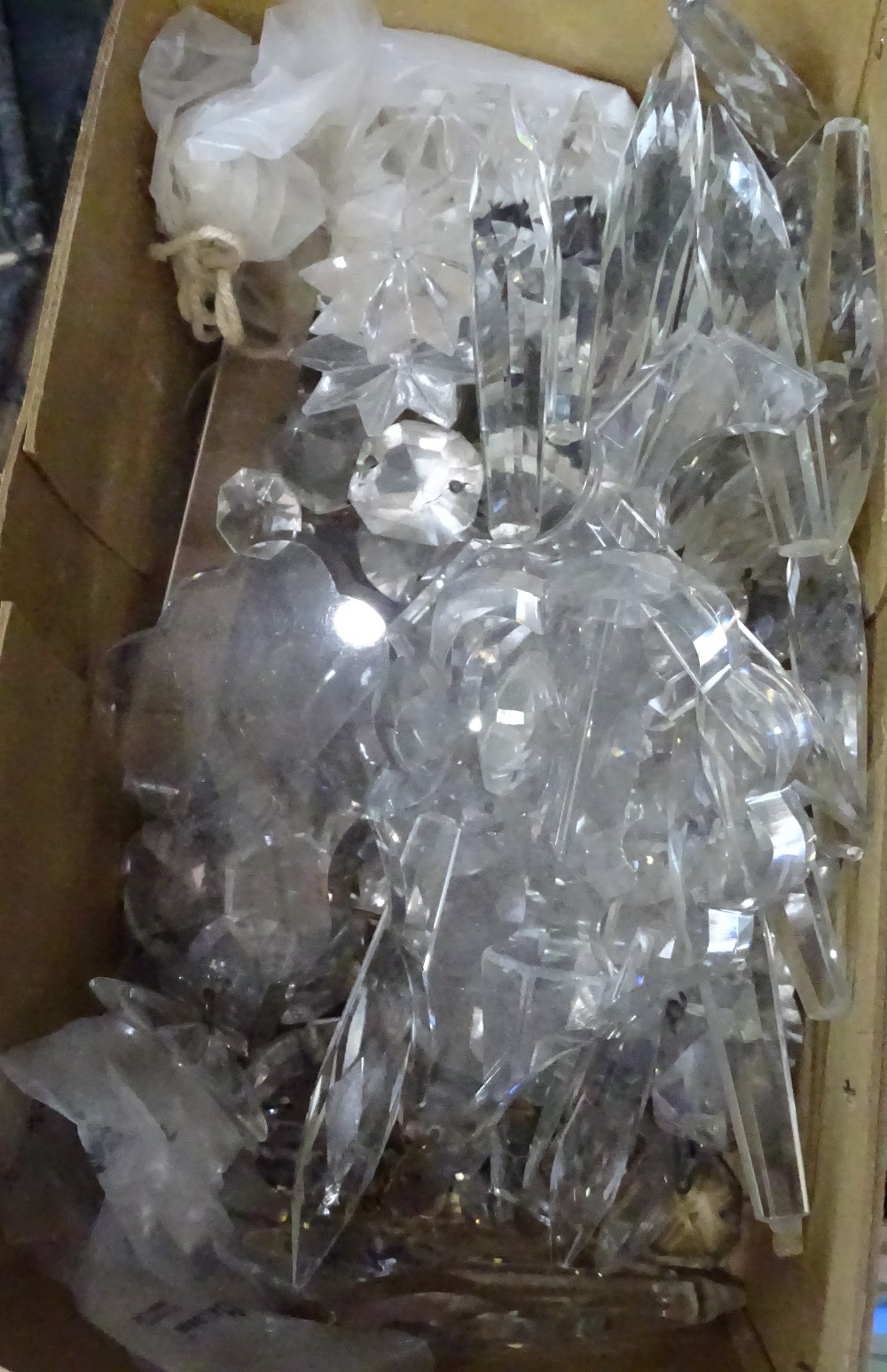 A box of cut-glass lustres - Image 2 of 2