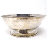 An unmarked hammered white metal bowl, 7oz