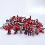 A tin of diecast and lead Vintage toy soldiers