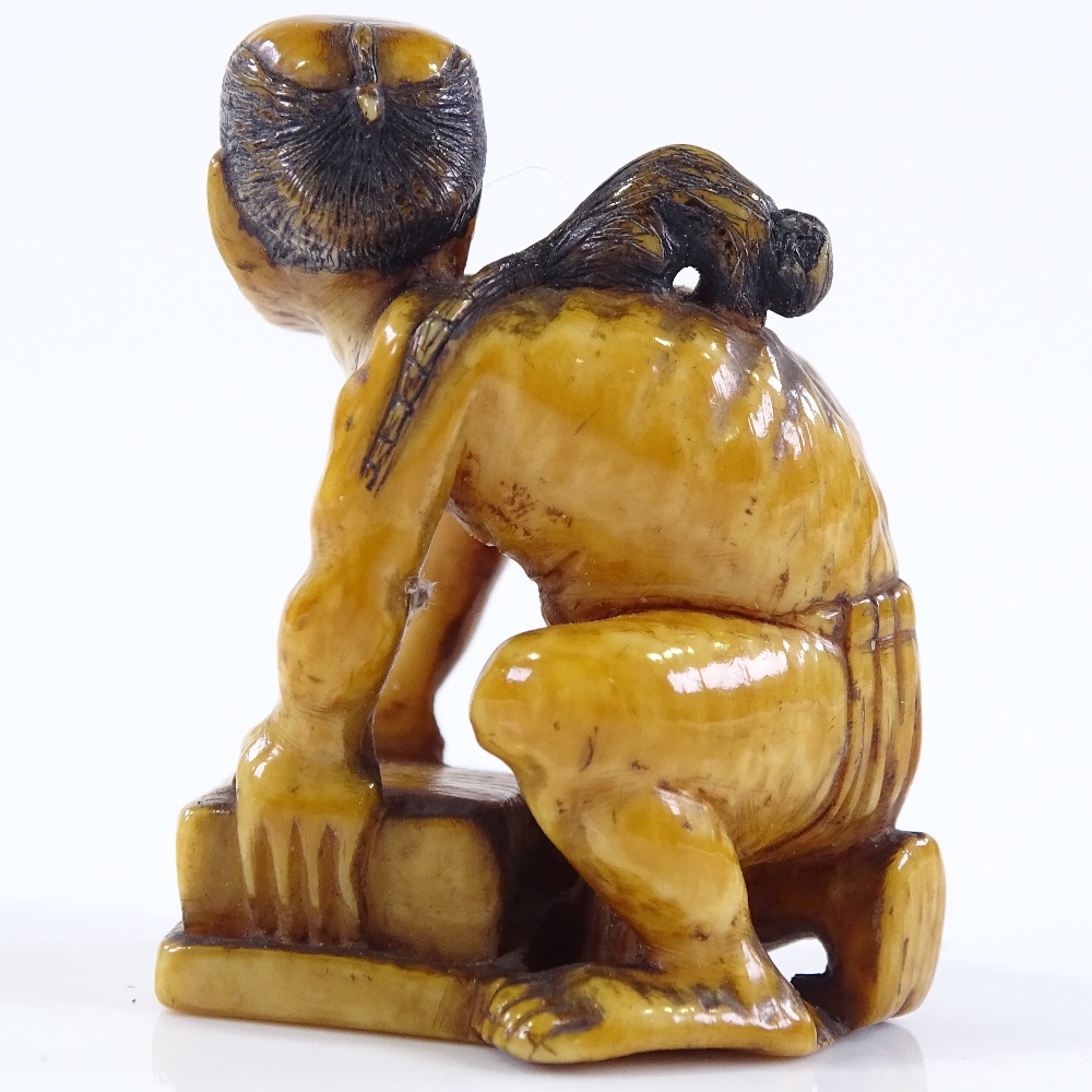 A Japanese carved ivory netsuke in the form of a rat catcher with a rat on his back, 18th or 19th - Image 2 of 3