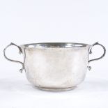A small silver 2-handled cup, by Goldsmiths & Silversmiths Co. Ltd, hallmarks London 1911,