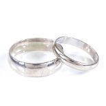 A large silver wedding band ring, band width 6.2mm, size W, 6g, together with a 9ct white gold