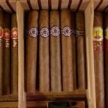 Humidor, containing 25 cigars, 10 H. Upmann Anejados, 10 Montecristo No. 3, 2 Bolivar La Casa De
