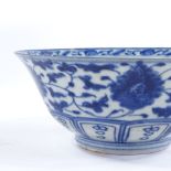 A Chinese blue and white porcelain bowl with painted decoration, 18th/19th century, diameter 17cm