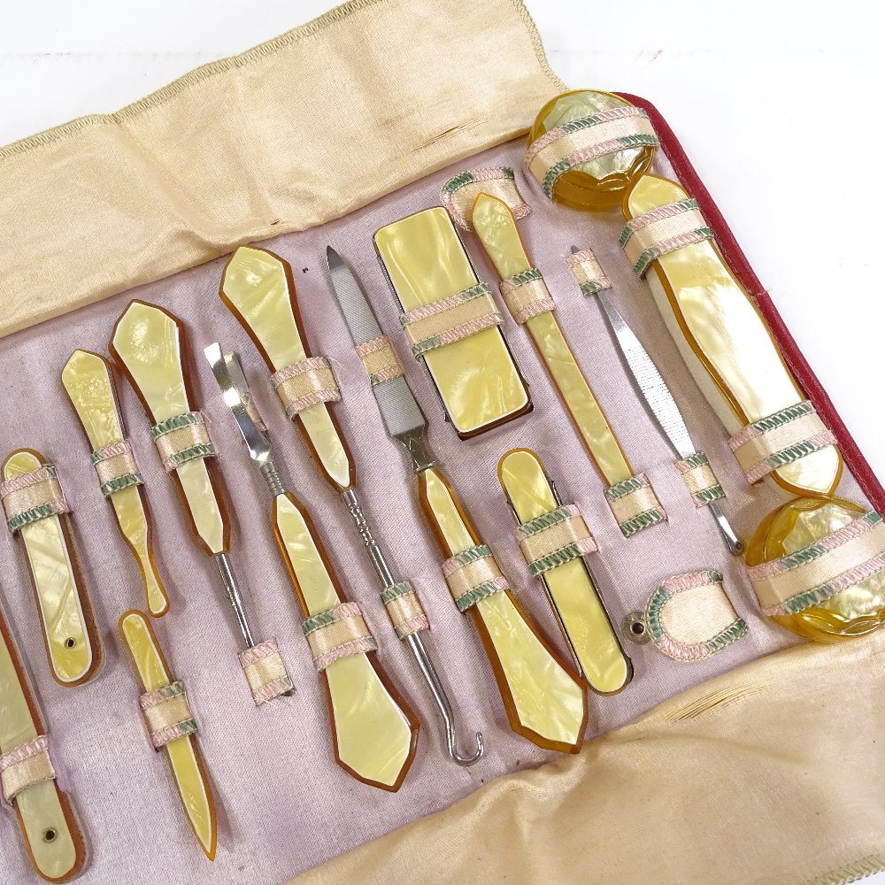 An Art Deco leather-effect manicure set, silk-lined - Image 3 of 3