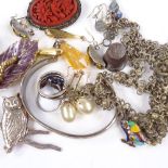 Assorted jewellery, including cinnabar brooch, jet brooch etc