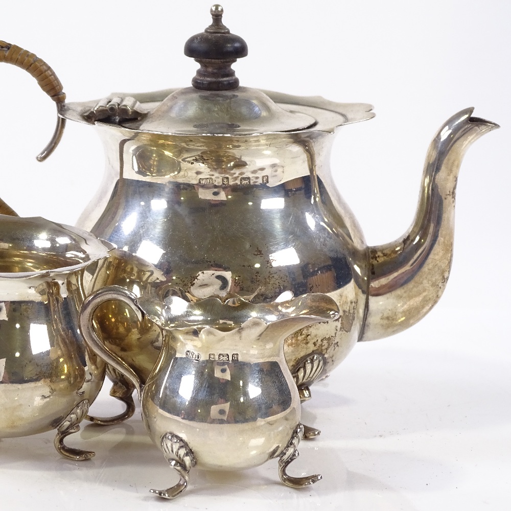 An Edwardian silver 3-piece batchelor's tea set, of bulbous form with scalloped rim, by William