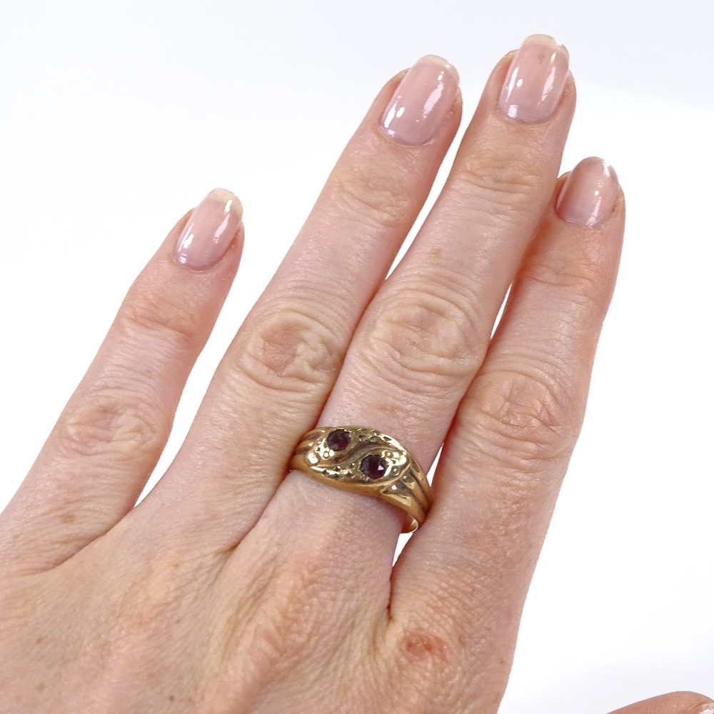 A 9ct gold garnet double snake head ring, setting height 9.7mm, size Q, 2.7g - Image 4 of 4