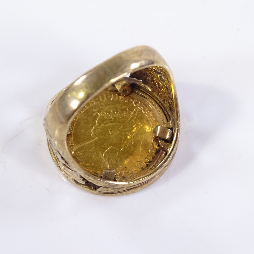 A 1982 gold half sovereign ring in 9ct gold setting, 7g - Image 3 of 3