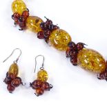 An amber bead necklace, together with a matching pair of earrings (2)