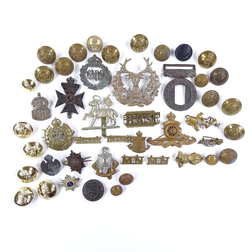 A collection of military cap badges and buttons - Image 2 of 3