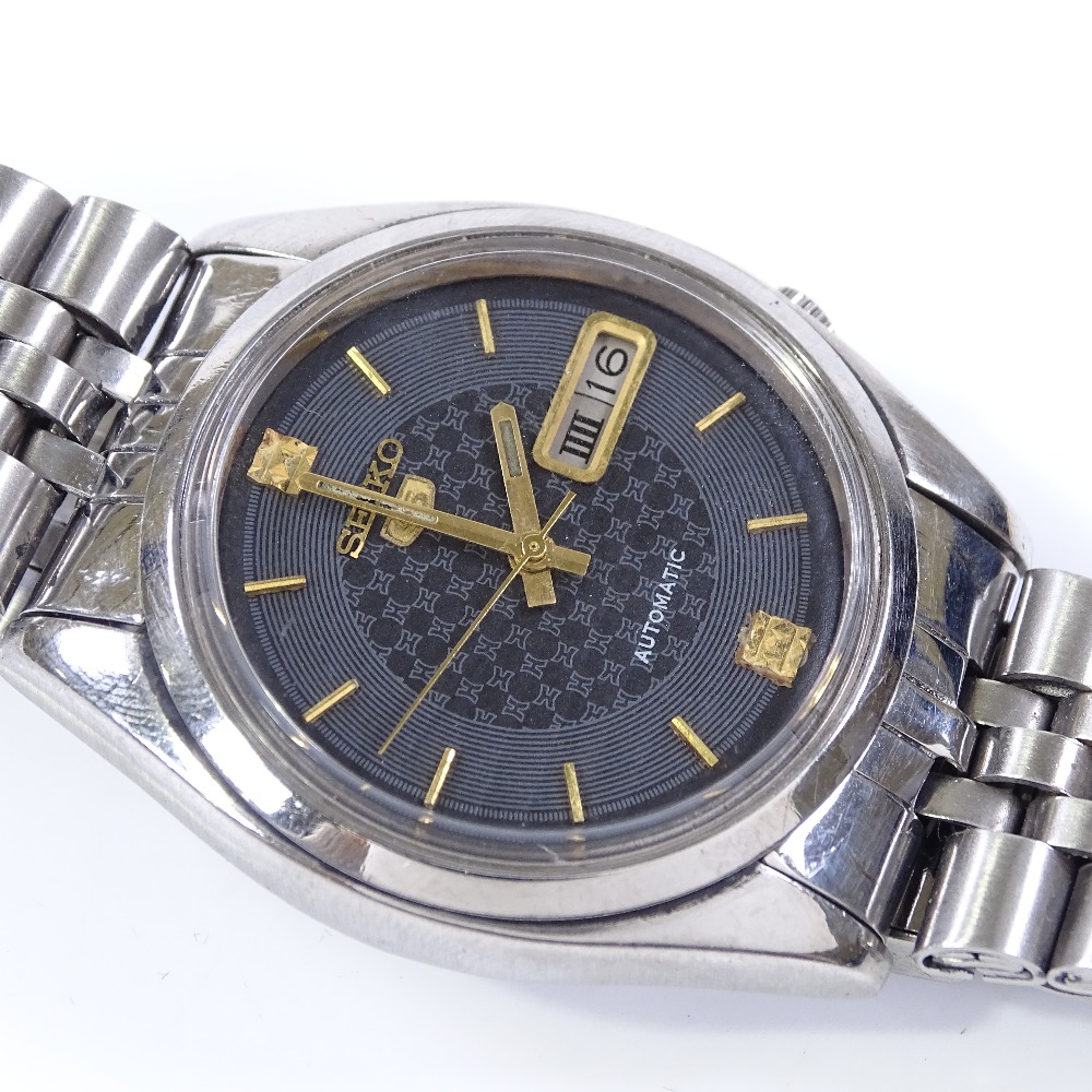 SEIKO 5 - a stainless steel Vintage automatic wristwatch, with day/date calendar, blue dial with - Image 6 of 6