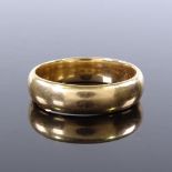 An 18ct gold wedding band ring, maker's marks HA, hallmarks Birmingham 1919, band width 5.5mm,