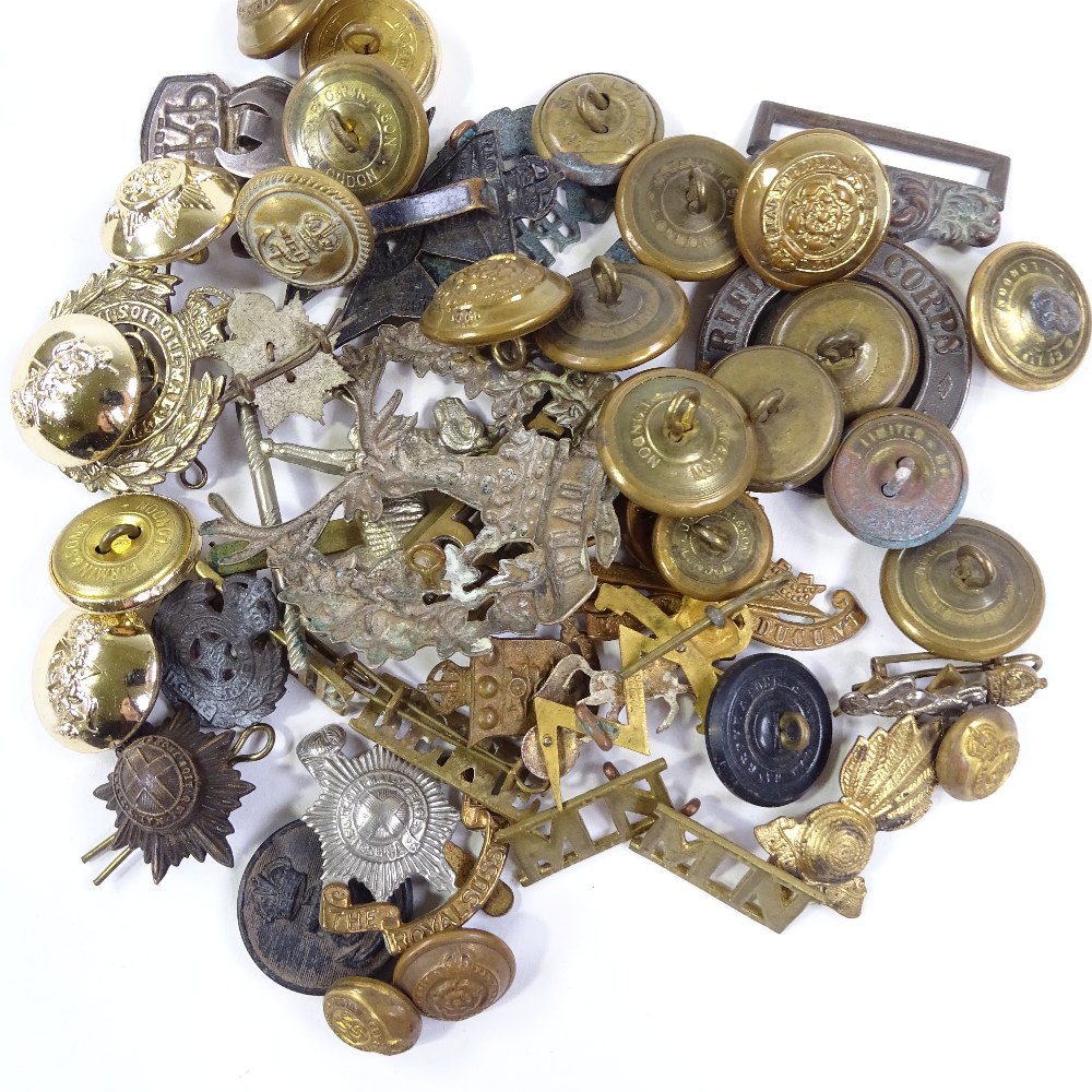 A collection of military cap badges and buttons - Image 3 of 3